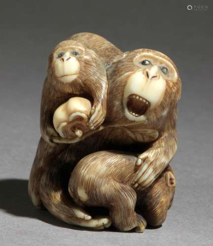 Netsuke japonés siglo XIX.明治时期。坚固的马萨明在基地。在大理石卷上有硬壳的Ojos，代表着由一个男人和他的两个蟋蟀组成的三个单人组，其中一个有一个水果，36,40x31,70x39,50毫米.38,57克。一件19世纪日本明治时期的净土器。底座上有Masamin的签名。雕象牙，镶嵌角眼，描绘三只猴子，其中一只公猴带着两只小猴，其中一只拿着水果，36,4x31,7x39,5毫米，38,57克。38,57克，附有西班牙古董商联合会的专家报告。