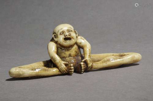 Netsuke japonés siglo XIX.江户时期。Firmado Tomochika在基地。En marfil de elefante tallado representando 