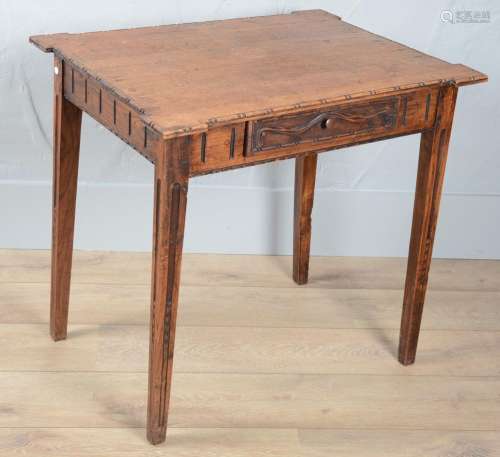 天然木质的小桌子，带一个抽屉。凹槽腿和架子上有四个突出的锥体。法国，十九世纪。尺寸：73厘米 x 77厘米 x 60厘米