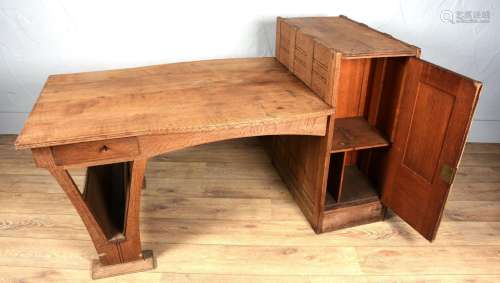 橡木装饰艺术风格的书桌，具有Serrurier Bovy的精神。它是双面的，有一个大的单叶基座和一个由V形腿支撑的架子，有一个抽屉。尺寸：100厘米×173厘米×90厘米。架子高度：75厘米