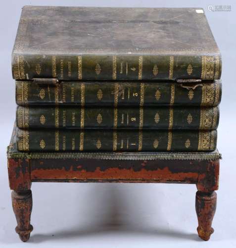 舒适的凳子，仿一套《Recamier的治疗药物》的叠印书。18世纪最后一个季度的作品。意外、缺乏和磨损。待恢复。尺寸：45厘米×44厘米×34厘米。