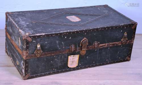 美丽的旅行箱，属于国务大臣阿洛伊斯-范-德-薇薇尔（1871 - 1961）。标签上写着他在王宫的名字和地址。铁架、木芯、面料。尺寸：40厘米×110厘米×53厘米。出处：Van de Vyvere部长的后裔。