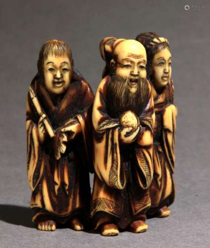 Netsuke japonés mediados siglo XIX.江户明治时期。坚固的ogyoku在三层的部分。斑驳的大理石纹代表着由三个人组成的团体：中心是仙人鸟作，其izquerda是