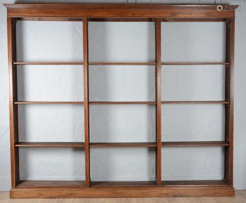 染色木质书柜，有三格和架子。20世纪20年代的作品。原样。尺寸：256厘米 x 306厘米 x 25厘米