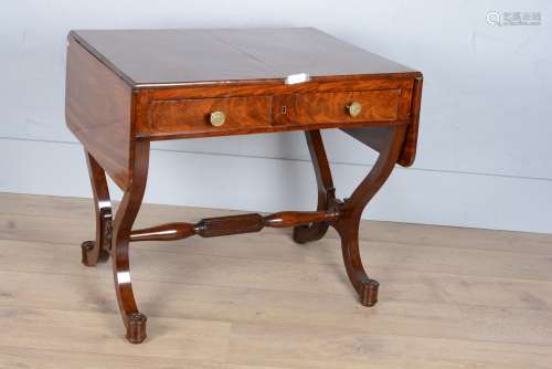 桃花心木翻盖桌。琴脚由隔板连接。腰带上有两个抽屉。法国，19世纪中期。尺寸：68厘米x76厘米x60厘米。