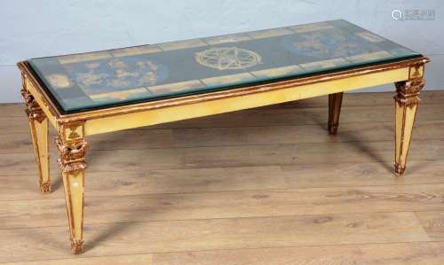 咖啡桌，四条木质纺锤形桌腿，上面是科林斯式的资本。架子上仿制的多色Scagliola，上面有星象、十二生肖和行星图案。意大利，19世纪下半叶。尺寸：34厘米 x 145厘米 x 58厘米