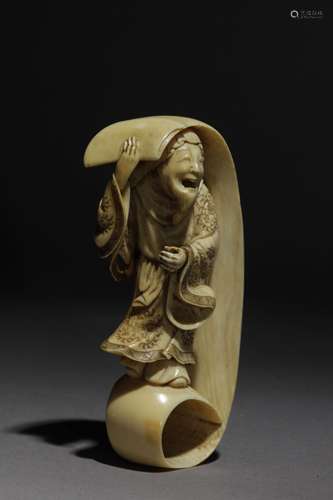 Netsuke japonés mediados siglo XIX.江户时期。Sin firmar.在大圆柱形的大理石中，代表着在一个巨大尺寸的圆形平台上的Sennin Bushishi de pie，在这个平台上的手掌上，有一个最终取消注册，72,80x22,30x19,90 mm.24,58 gr.Se adjunta documento de peritación expedido by la Federación Española de Anticuarios.一件19世纪中期的日本江户时代晚期的netsuke。不署名。雕有象牙的仙人布施站在一个大的魔法卷轴上，72,8x22,3x19,9毫米，24,58克。附西班牙古董商联合会的专家报告。