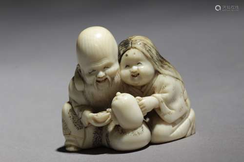 Netsuke japonés, Tokio, circa 1850-1880.江户明治时期。Firmado Homin Con Kakihan en la base.在大字形的大理石上，有部分警察代表着Okame arrodillada sirviendo una taza de té a Fukurokuju, que acerca su mejilla and acaricia su espalda, 34,60x37,60x25,40 mm.23,23 gr.Se adjunta documento de peritación expedido by la Federación Española de Anticuarios.约1850年至1880年，来自东尾的日本网友。底座上有Homin Con Kakihan的签名。雕刻象牙，描绘跪着的大龟给福禄寿奉茶，福禄寿正在靠近并抚摸她的背部，34,6x37,6x25,4毫米，23,23克。23,23克，附有西班牙古董商联合会的专家报告。