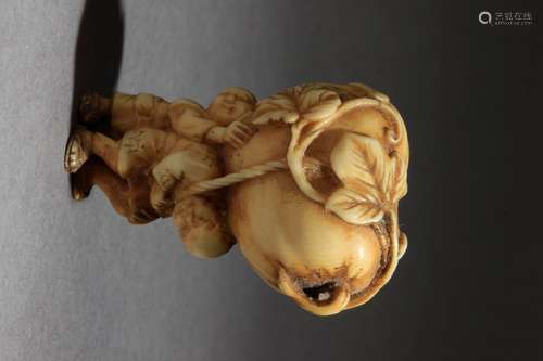 Netsuke japonés mediados siglo XIX.江户时期。Firmado Tomochika-Con Kakihan在第三部分。在大筒形的大理石上，代表着一个吃馅饼的孩子在帮助他的父亲在他的蛋饼上刻上一个巨大的卡拉巴萨，42,9x30,1x21,2毫米.15,75克。19世纪中叶江户时期的日本网红。背面有Tomochika-Con Kakihan的签名。雕刻象牙，描绘一个站立的孩子帮助他的父亲将一个巨大的南瓜扛在肩上，42,9x30,1x21,2毫米，15,75克。附西班牙古董商联合会的专家报告。