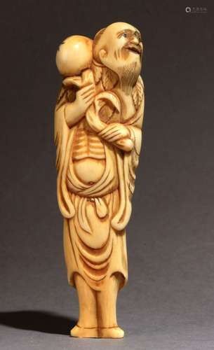 Netsuke japonés siglo XVIII.Periodo Edo.Sin firmar.在大理石卷轴上代表仙人鸟作的馅饼，用两个手支撑着一个带瓜子的拉马，89,20x26,10x11,80 mm.22,44 gr.Se adjunta documento de peritación expedido por la Federación Española de Anticuarios.18世纪江户时期的日本网红。没有签名。雕刻象牙，描绘站立的仙人鸟作，双手拿着一枝桃子，89,2x26,1x11,8毫米，22,44克。22,44克，附有西班牙古董商联合会的专家报告。