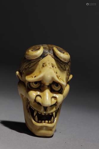 Netsuke japonés finales siglo XIX.明治时期。坚定的正月在后半部分。在代表女性恶魔