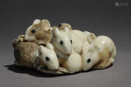 Netsuke japonés Siglo XIX.Firmado Tadachika en la base.用大理石和铜墙铁壁，用警察的方式代表了一个群体，由白色和黑色的大鼠组成，由一个圆筒组成，26,3x48,2x51,5 mm.48,18 gr.公布于Mateu Guillermo.