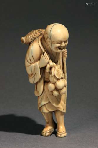 Netsuke japonés siglo XVIII.Periodo Edo.Sin firmar.在高高的象形图案中，代表着露营者的派，用手抓着一个有五个瓜子的拉玛和一个杂种，79,6x29,8x33,6毫米.40,3克。18世纪江户时期的日本网红。没有签名。雕象牙，描绘一个站立的农民，右手拿着五颗桃子的树枝，左手拿着拐杖，79,6x29,8x33,6毫米，40,3克。40.3克，附有西班牙古董商联合会的专家报告。