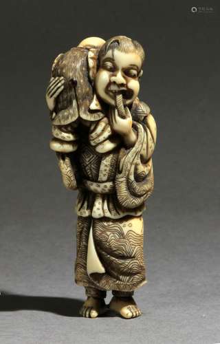 Netsuke japonés finales siglo XVIII.江户时期。坚定的Chuzan在trasera部分。En marfil de elefante tallado con pequeña incrustación representando padre de pie, sostosteniendo a su hijo que se apoya en su hombro derecho, 73,4x29,9x22,6 mm.25,14 gr. Se adjunta documento de peritación expedido por la Federación Española de Anticuarios.18世纪江户时代的日本净土器。背面有Chuzan的签名。雕刻和镶嵌象牙，描绘一位站立的父亲抱着右肩的儿子，73,4x29,9x22,6毫米，25,14克。25,14克，附有西班牙古董商联合会的专家报告。