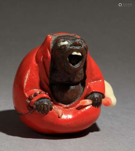 约1900-1930年的日本Netsuke。明治时期 在三层楼的侧面有卖点。漆成玫瑰色的漆皮，卡尼奥拉，大理石纹和花纹，代表着达鲁玛在手掌上的玫瑰花和蜥蜴皮上的花纹，40,80x43,50x35,60毫米.26,92克。Se adjunta documento de peritación expedido por la Federación Española de Anticuarios.约1900-1930年的日本明治-昭和时期的网纹。背面有签名。雕木，红漆，雕象牙和玻璃，描绘了一个右手拿着念珠，左手拿着苍蝇拍的达磨，40,8x43,5x35,6毫米。26,92克。附西班牙古董商联合会的专家报告。