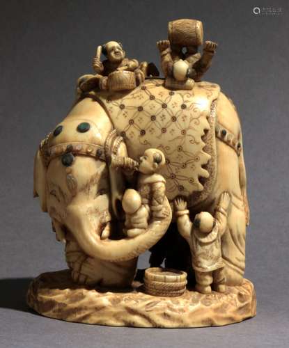 Netsuke-okimono japonés de estilo Shibayama finales siglo XIX.Firmado Nobuchika en la base.在大象的圆筒形图案中，代表了一个由一群卡拉科人组成的团体，他们正在与一个大象玩耍，他们的大象是一个饼，81,60x62,40x52,50毫米.159,82克。这是由西班牙安提瓜里奥斯联合会（Federación Española de Anticuarios）加急提供的珍贵文件的附件。一件19世纪晚期的日本柴山网红和服。底座上有Nobuchika的签名。雕刻象牙，描绘七只卡拉库斯与一头站立的大象玩耍的群像，81,6x62,4x52,5毫米。159,82克。附西班牙古董商联合会的专家报告。