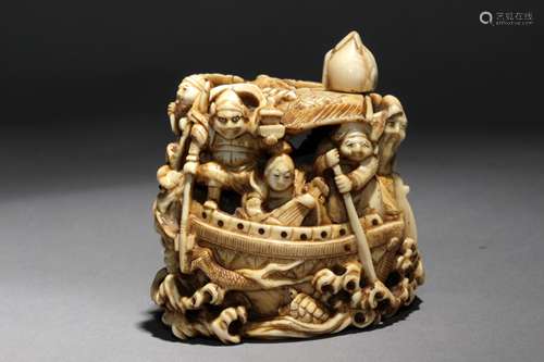 Netsuke okimono finales siglo XIX-ppios. S. XX.XX.明治时期。Firmado Mitsumasa en la base.在大写的大理石中，代表着一个由大鸟组成的团体，在这个团体中，有一个八开的人物，代表着时间，64,3x61,3x51,3 mm.151,6 gr.Se adjunta documento de peritación expedido por la Federación Española de Anticuarios.19世纪末20世纪初，明治时期的日本网红和服。底座上有Mitsumasa的签名。象牙雕刻的高丽船与七福神和八字船，64,3x61,3x51,3毫米，151,6克。附西班牙古董商联合会的专家报告。