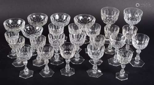 VAL SAINT LAMBERT美丽的威尔士亲王模型的24个半透明切割水晶杯套装。