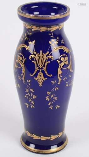 VAL SAINT LAMBERT彩色水晶花瓶，金漆装饰。高：22.5厘米