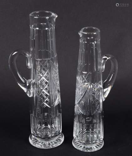 VAL SAINT LAMBERT.套装的两个半透明切割水晶香槟罐。高：35厘米和39厘米