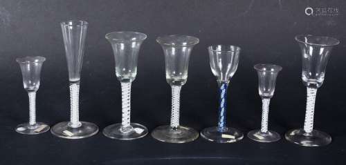 一套七件古董玻璃杯，直脚装饰有白色或蓝色的扭丝。列日或那慕尔。18和19世纪。高度：3 x 16 cm / 2 x 12 cm / 1 x 18 cm / 1 x 15 cm。出处：罗伯特-根德比恩男爵以前的收藏。( 1885 - 1954)