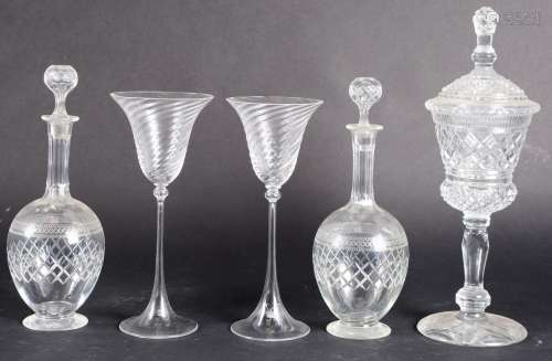 包括Val Saint Lambert在内的五家玻璃厂的套房。- 2个扭结的婚纱玻璃杯 : 高 : 28厘米- 2个切割水晶盖杯：高：32厘米- 1个水晶切割的有盖吸盘：高：40厘米出处：罗伯特-根德比恩男爵以前的收藏。( 1885 - 1954)