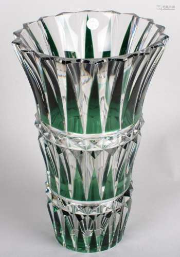 Val-Saint-Lambert水晶花瓶，外撇的颈部，衬以绿色的带子，底座下有签名。高：28厘米 直径高：18.50厘米