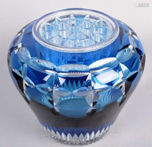 Val-Saint-Lambert蓝色内衬水晶花瓶高：18厘米 直径：灯泡处20厘米