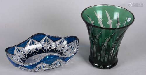 VAL-SAINT-LAMBERT，Val-St-Lambert水晶作品的两件套，一件是蓝色内衬的梭形碗（长：24.50厘米），一件是绿色内衬的花瓶（高：18厘米），有轻微的使用痕迹。