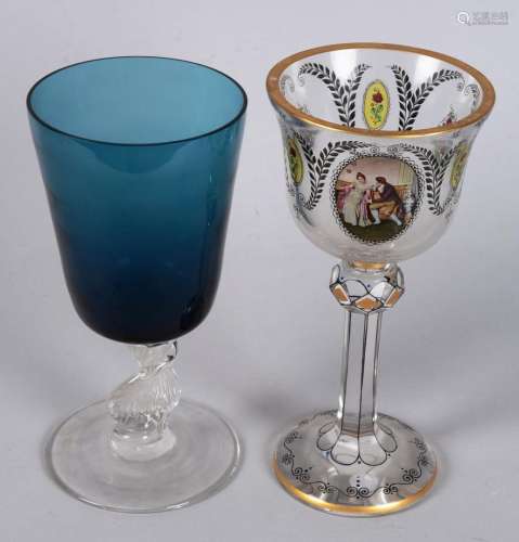 玻璃器皿，两个大玻璃杯，一个是浪漫的场景和花朵，另一个是扭曲的半透明底座和蓝色的花托 高：23，50厘米。