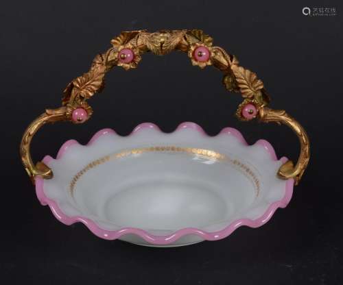 乳白玻璃篮子，装饰有镀金铜手柄，饰有月桂叶和粉色乳白玻璃珠子。十九世纪末的法国作品。直径：20厘米