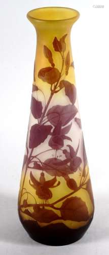 酸蚀多层玻璃膏盖莱花瓶。签名Gallé.1894-1904年期间。与比尼昂斯花组成。高：40.5厘米