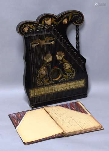 漆黑的漆木琴，有彩绘装饰。它的署名是VALSONARA，Zither。附上一个琴谱文件夹。德国，约1900年。