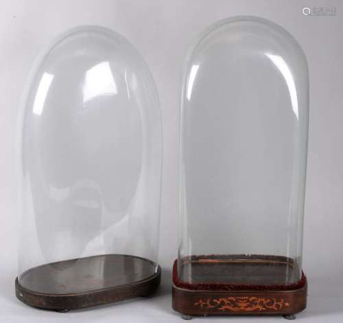 一组两个吹制玻璃球，带木质底座，其中一个有轻木卷轴的镶嵌图案。高：66厘米和63厘米