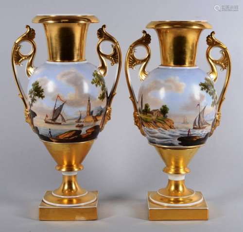 一对大的巴黎瓷器花瓶，带有海洋装饰。手柄、颈部和方形底座镀金。19世纪中叶的法国作品... ...鎏金返工。高：34厘米