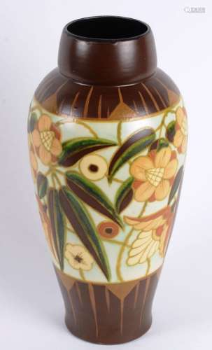 KERAMIS：棕色和浅棕色花瓶，有植物装饰。查尔斯-卡托工作室.用墨汁盖章.装饰号1847 B．花瓶上唇有小缺口。高：41厘米