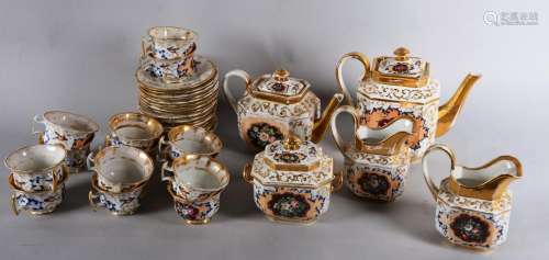 白瓷茶具，淡紫色背景，粉色云彩衬托下的鸟类、交错、花束等多色装饰。布鲁塞尔？19世纪。由1个茶壶、1个咖啡壶、2个奶壶、1个糖碗、17个碟子和14个杯子组成。小事故和划痕。