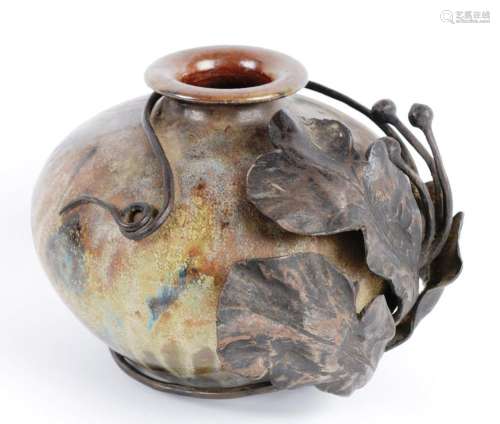 Guérin Roger (1896-1954) - Carion François (1884-?), 珐琅彩石器花瓶，在锻铁爬山植物的卷轴底座下也有叶子上的签名。高：12.50厘米 直径+/- 15厘米