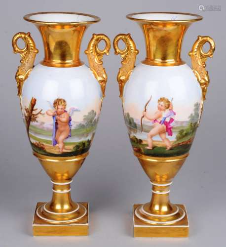 巴黎瓷器，一对方底带海豚柄的巴拉斯特花瓶，浪漫的湖景中的丘比特图案的多色装饰19世纪的作品，修复后的花瓶和头发，镀金有些磨损。高：40.50厘米