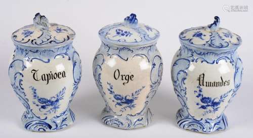 一套三件套的精美陶器花瓶，玫瑰花式，盖下有蓝色花枝装饰。高：24厘米