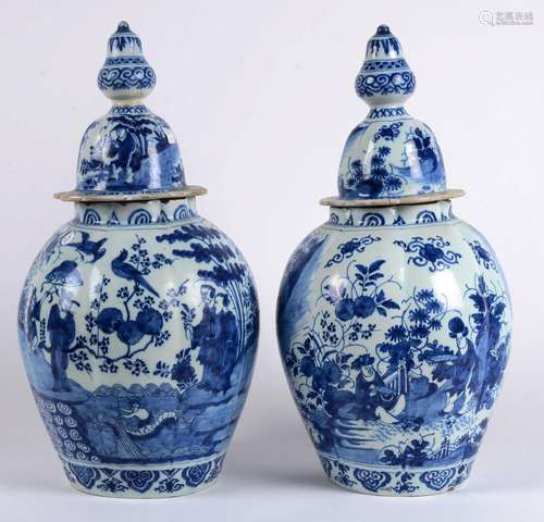 DELFT：一对有盖的代尔夫特陶器花瓶。湖光山色中的中国人的装饰。荷兰，18世纪。修复和轧花；高：44厘米