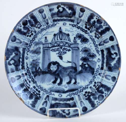 DELFT：代尔夫特陶盘，万历装饰，拱门下有中央狮子。荷兰，17世纪初。齿轮。直径：34厘米