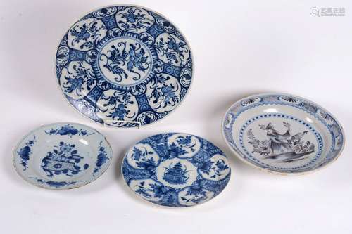 DELFT：一套四件代尔夫特陶盘和碟子。1/18世纪的盘子，蓝色装饰。粒。直径：23.5厘米2/ 图版十八eme