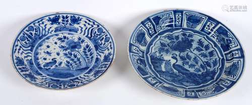 DELFT：两件代尔夫特陶器套装，18世纪，蓝色釉下彩装饰有植物和动物。直径：35厘米和31厘米