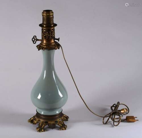 中国：中国青花瓷灯座花瓶。鎏金青铜植物图案镂空足。1900年左右。高：50厘米