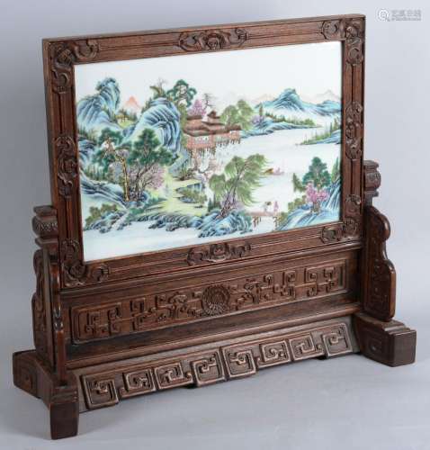 中国：长方形瓷字屏风，饰以珐琅彩玫瑰科山水、宝塔等图案。木框上雕刻着造型的叶子。共和时期。尺寸：48 cm x 53 cm