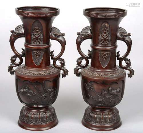 中国 - 青铜花瓶一对，带深褐色铜锈。鸟类和树枝的浮雕装饰。在底座上做了标记。一个手柄将重新固定在其中一个花瓶上 高：37厘米 高：13.50厘米。