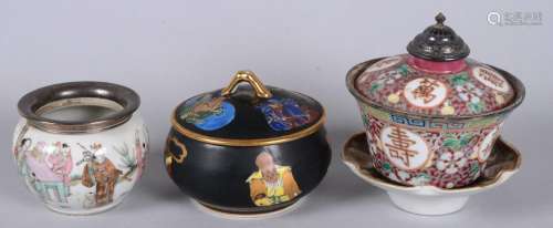 中国 19世纪末，同治、清代，一套三件瓷器，底款为