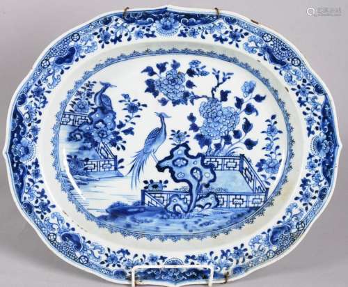 中国 - 大号蓝白孔雀蓝白瓷盘，栏杆和花。邊緣飾有天然花卉和葉子，18世紀的作品，底座下有標記，輕度鍍金。尺寸: 38,50 x 32 cm 高: 6 cm