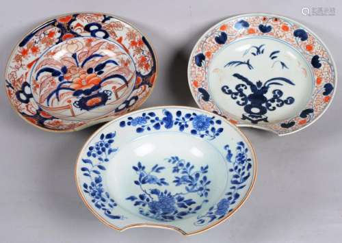 日本：日本瓷器三件套胡须盘，以伊麻里和蓝色伊麻里装饰，上面有植物图案和花瓮。19世纪。直径：+/- 27厘米